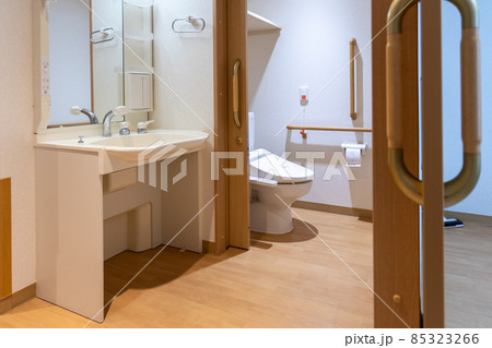 高齢者住宅の手すり付きトイレと洗面所 85323266