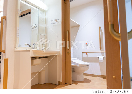 高齢者住宅の手すり付きトイレと洗面所 高齢者住宅の手すり付きトイレと洗面所 85323268