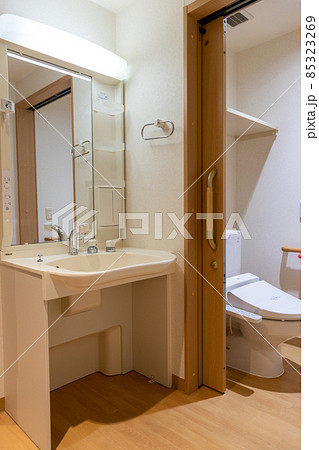 高齢者住宅の手すり付きトイレと洗面所 高齢者住宅の手すり付きトイレと洗面所 85323269