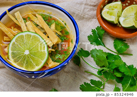 メキシコのスープ ソパ・デ・リマ Sopa de Lima メキシコのスープ ソパ・デ・リマ Sopa de Lima 85324946