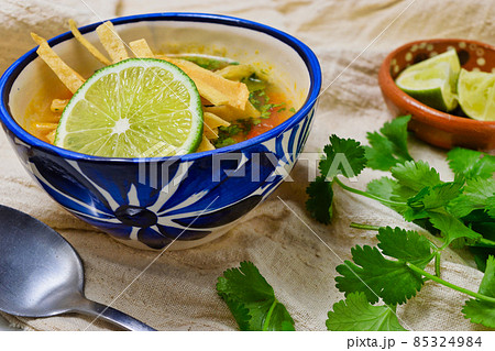 メキシコのスープ　ソパ・デ・リマ　Sopa de Lima 85324984