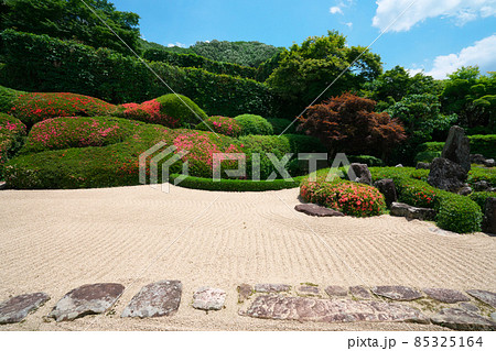 【瀬戸内三十三観音霊場】第十三番　頼久寺のサツキと青海波と鶴島と借景　岡山県高梁市 85325164