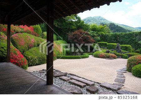 【瀬戸内三十三観音霊場】第十三番 頼久寺方丈の縁側から見たサツキの花咲く庭と借景2 岡山県高梁市 【瀬戸内三十三観音霊場】第十三番 頼久寺方丈の縁側から見たサツキの花咲く庭と借景2 岡山県高梁市 85325168
