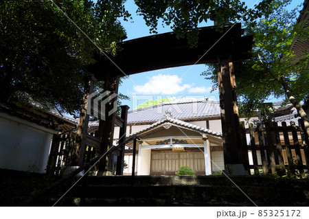 成羽藩主山崎氏の菩提寺・桂厳寺の山門越しの境内 岡山県高梁市 成羽藩主山崎氏の菩提寺・桂厳寺の山門越しの境内 岡山県高梁市 85325172