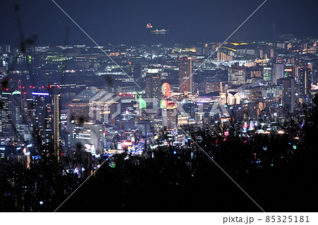 摩耶ケーブル駅より 神戸三宮とモザイク観覧車の夜景 摩耶ケーブル駅より 神戸三宮とモザイク観覧車の夜景 85325181