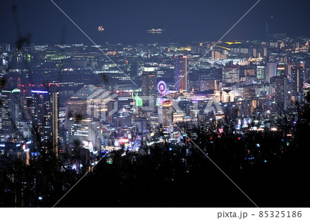 摩耶ケーブル駅より 神戸三宮とモザイク観覧車の夜景 摩耶ケーブル駅より 神戸三宮とモザイク観覧車の夜景 85325186
