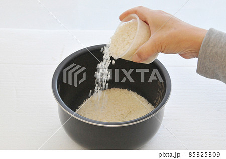 お米を計る 85325309