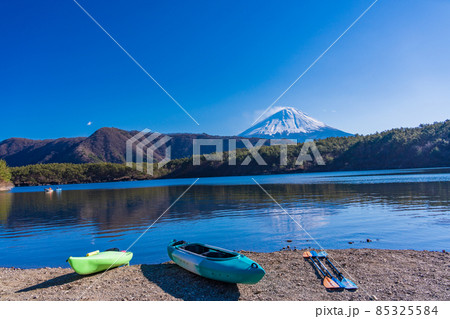 【山梨県】西湖・湖畔に置かれたカヌーと富士山 【山梨県】西湖・湖畔に置かれたカヌーと富士山 85325584