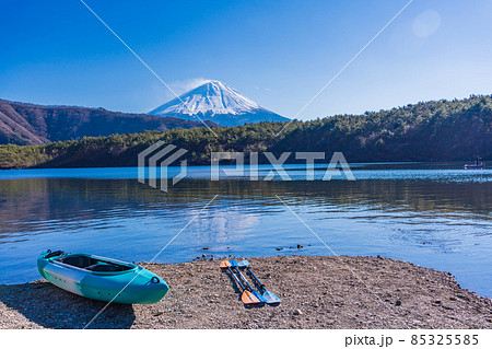 【山梨県】西湖・湖畔に置かれたカヌーと富士山 【山梨県】西湖・湖畔に置かれたカヌーと富士山 85325585