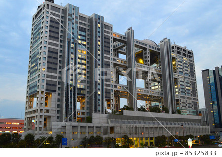 8月の夕方に訪れたお台場のFCGビルが巨大で圧倒される 85325833