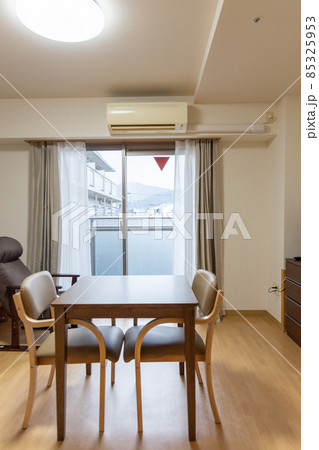 レンタル家具の入った、高齢者用ワンルームマンションの部屋の中 レンタル家具の入った、高齢者用ワンルームマンションの部屋の中 85325953