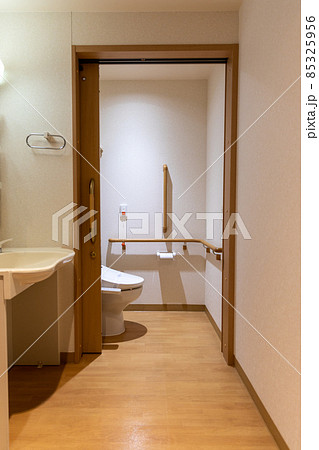 レンタル家具の入った、高齢者用ワンルームマンションの部屋の中 レンタル家具の入った、高齢者用ワンルームマンションの部屋の中 85325956