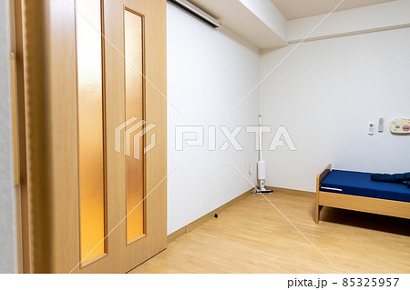 レンタル家具の入った、高齢者用ワンルームマンションの部屋の中 85325957