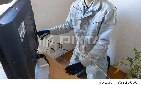 テレビの配線をする作業員・テレビの配線サービスのイメージ テレビの配線をする作業員・テレビの配線サービスのイメージ 85326006
