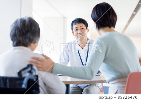 介護　親子に説明をする施設職員　撮影協力「LINK FOREST] 85326470
