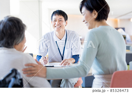 介護　親子に説明をする施設職員　撮影協力「LINK FOREST] 85326473