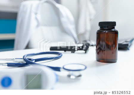 Selective focus on pills bottle standing on table 85326552