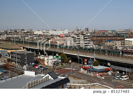 戸田市内を行く埼京線E233系 85327485