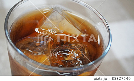 飲み物の写真<01>(氷が入った烏龍茶) 飲み物の写真<01>(氷が入った烏龍茶) 85327540