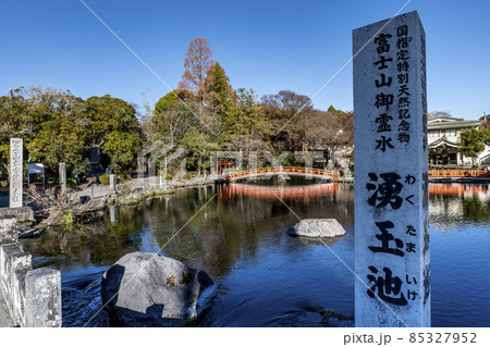 静岡県富士宮市にある富士山本宮浅間大社の湧玉池 静岡県富士宮市にある富士山本宮浅間大社の湧玉池 85327952