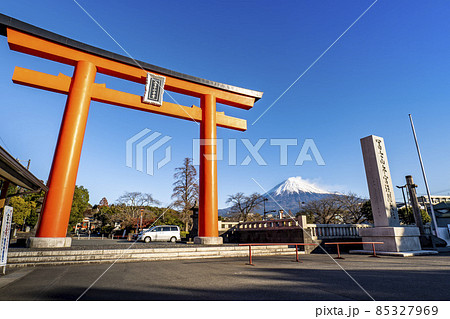 静岡県富士宮市にある富士山本宮浅間大社の大鳥居と富士山 静岡県富士宮市にある富士山本宮浅間大社の大鳥居と富士山 85327969