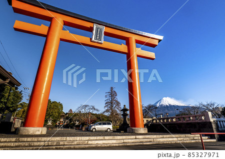 静岡県富士宮市にある富士山本宮浅間大社の大鳥居と富士山 静岡県富士宮市にある富士山本宮浅間大社の大鳥居と富士山 85327971