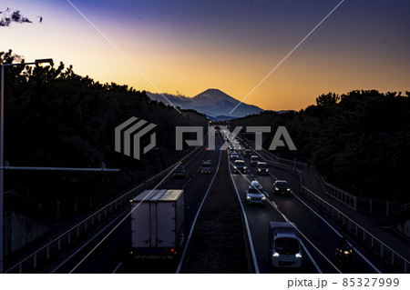神奈川県茅ケ崎市の夕暮れ時の国道134号線と富士山のシルエット 85327999