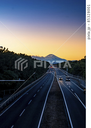 神奈川県茅ケ崎市の夕暮れ時の国道134号線と富士山のシルエット 85328001