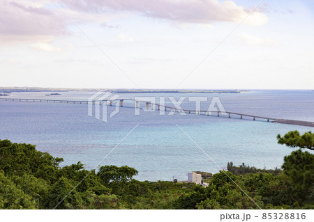 沖縄の宮古島と伊良部島を結ぶ伊良部大橋 沖縄の宮古島と伊良部島を結ぶ伊良部大橋 85328816