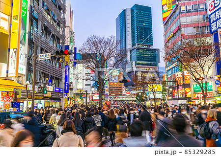 日本の東京都市景観 クリスマスの渋谷はコロナ禍前の人流。抗体効果減のオ株市中感染全国で続々＝25日 85329285