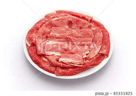黒毛和牛バラ肉 すきやき用 赤身肉 白背景 85331925