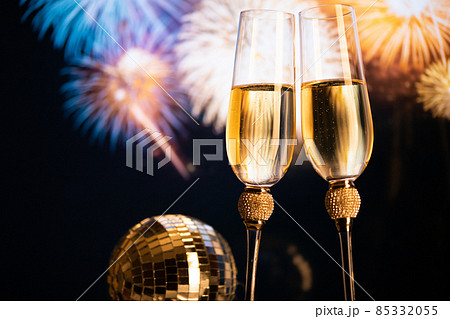 happy New Year champagne glasses and fireworks celebration background 85332055