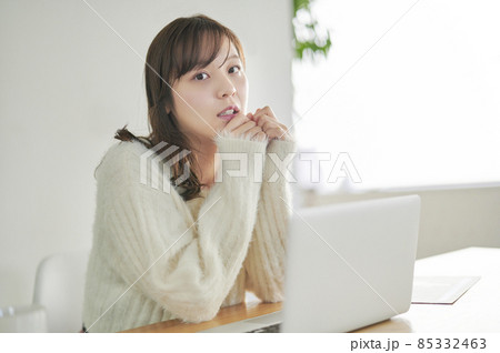 テレワークをするカメラ目線の若い女性 85332463