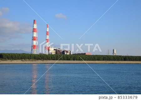 海沿いの火力発電所 エネルギーイメージ 海沿いの火力発電所 エネルギーイメージ 85333679