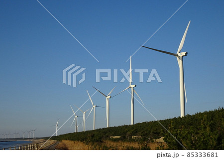 自然エネルギー　海岸線の並ぶ風力発電施設 85333681