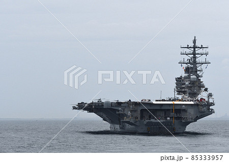 東京湾を航行するアメリカ海軍の空母 ロナルドレーガン 東京湾を航行するアメリカ海軍の空母 ロナルドレーガン 85333957