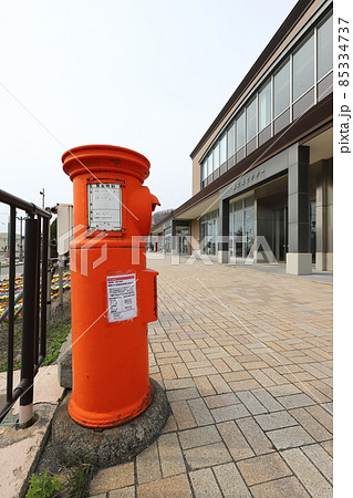 北海道　洞爺湖町　丸ポストのある風景（JR洞爺駅前） 85334737