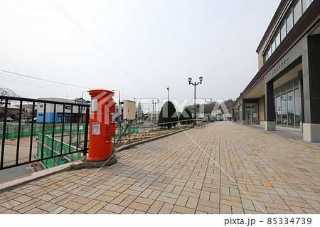 北海道　洞爺湖町　丸ポストのある風景（JR洞爺駅前） 85334739