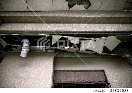 津波被害にあった建物の出入り口の軒下 85335683