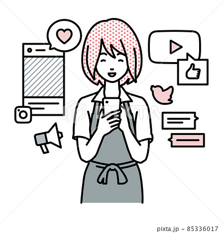 立ってスマートフォンでさまざまなSNSで楽しく交流するカフェ店員の女性 85336017