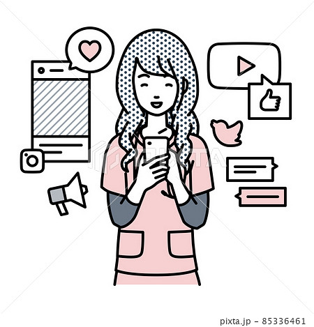 立ってスマートフォンでさまざまなSNSで楽しく交流する看護師の女性 85336461