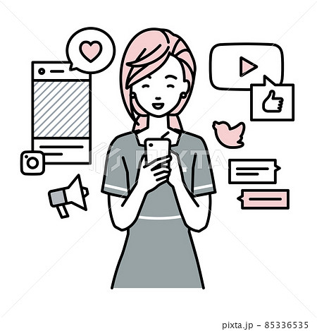 立ってスマートフォンでさまざまなSNSで楽しく交流するエステ店員の女性 立ってスマートフォンでさまざまなSNSで楽しく交流するエステ店員の女性 85336535