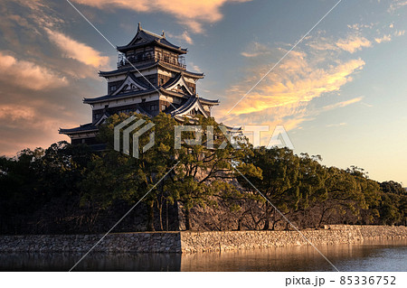 広島城の夕暮れ風景です。静かなたたずまいです。 広島城の夕暮れ風景です。静かなたたずまいです。 85336752