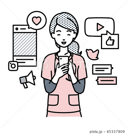 立ってスマートフォンでさまざまなSNSで楽しく交流する看護師の女性 立ってスマートフォンでさまざまなSNSで楽しく交流する看護師の女性 85337809