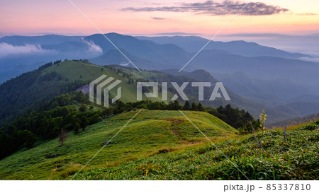 信州ビーナスライン・三峰山の夜明け 信州ビーナスライン・三峰山の夜明け 85337810