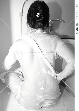 背中を洗う女性 背中を洗う女性 85339038
