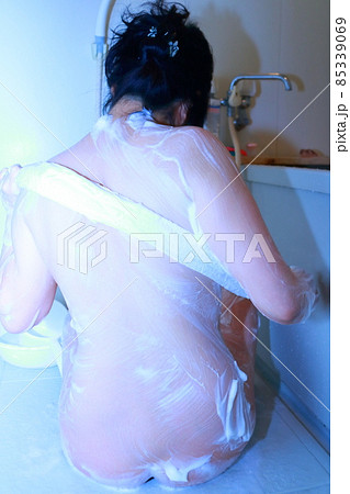 女性ヌード後ろ姿背中を洗う女性 女性ヌード後ろ姿背中を洗う女性 85339069