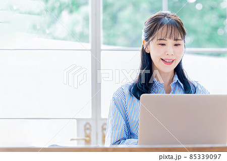 パソコンでそうだよね～と笑顔で納得する美しい日本人女性　コピースペースあり　俯瞰 85339097