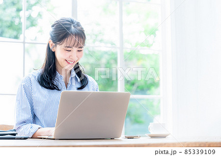 メインビジュアルにも使いやすい俯いてパソコンの仕事をする美しい日本人女性3 85339109