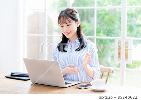 リモートの仕事でパソコンに向かって説明する女性 85340622